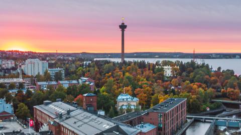 Ihmisiä istumassa aurinkoisella Kesäkeitaalla Keskustorilla.