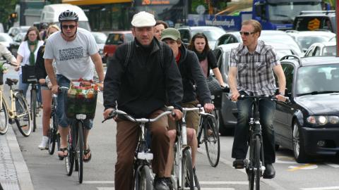 Pyöräilijöitä pyörätiellä Tanskassa.