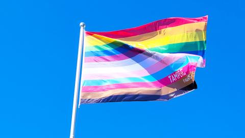 Lipputangossa värikäs Manse Pride -lippu.