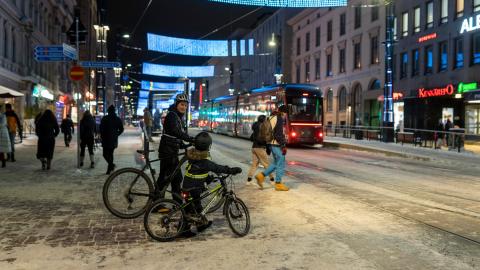 Pyöräilijät talvisella säällä Hämeenkadulla.