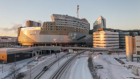 Talvinen maisema, jossa kaupunkimaisemaa ja korkeita taloja, mm. Nokia Areena.