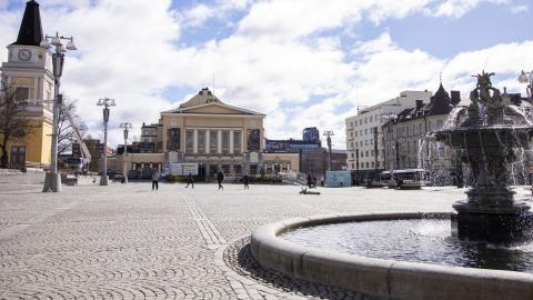 Tampere Central Market is a large and open space for pedestrians, with a fountain in the foreground and the Tampere Theatre and Old Church in the background.