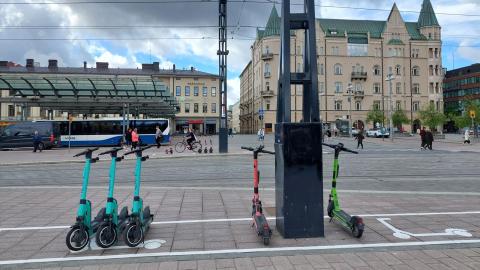 Pysäköityjä sähköpotkulautoja parkkiruudussa Keskustorilla Hämeenkadun varrella.