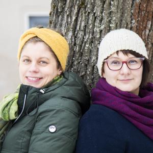 Emmi Nieminen ja Elina Seppänen katsovat hymyillen kameraan.