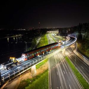 Ratikkaa hinataan koeajoihin Rosenlewin sillalla yöaikaan.