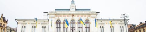 Ukrainan liput salossa Raatihuoneen edustalla.