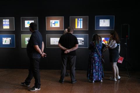 Ihmisiä katsomassa taidenäyttelyä.