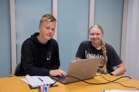  Arttu Ritala ja Helmi Suominen istuvat pöydän ääressä ja kirjoittavat tietokoneella