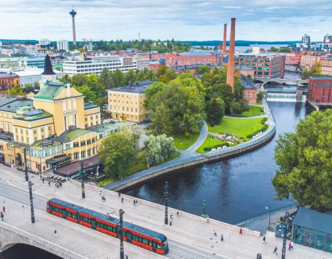 Ratikka kulkemassa Tammerkoski-maisemassa Hämeensillan yli.